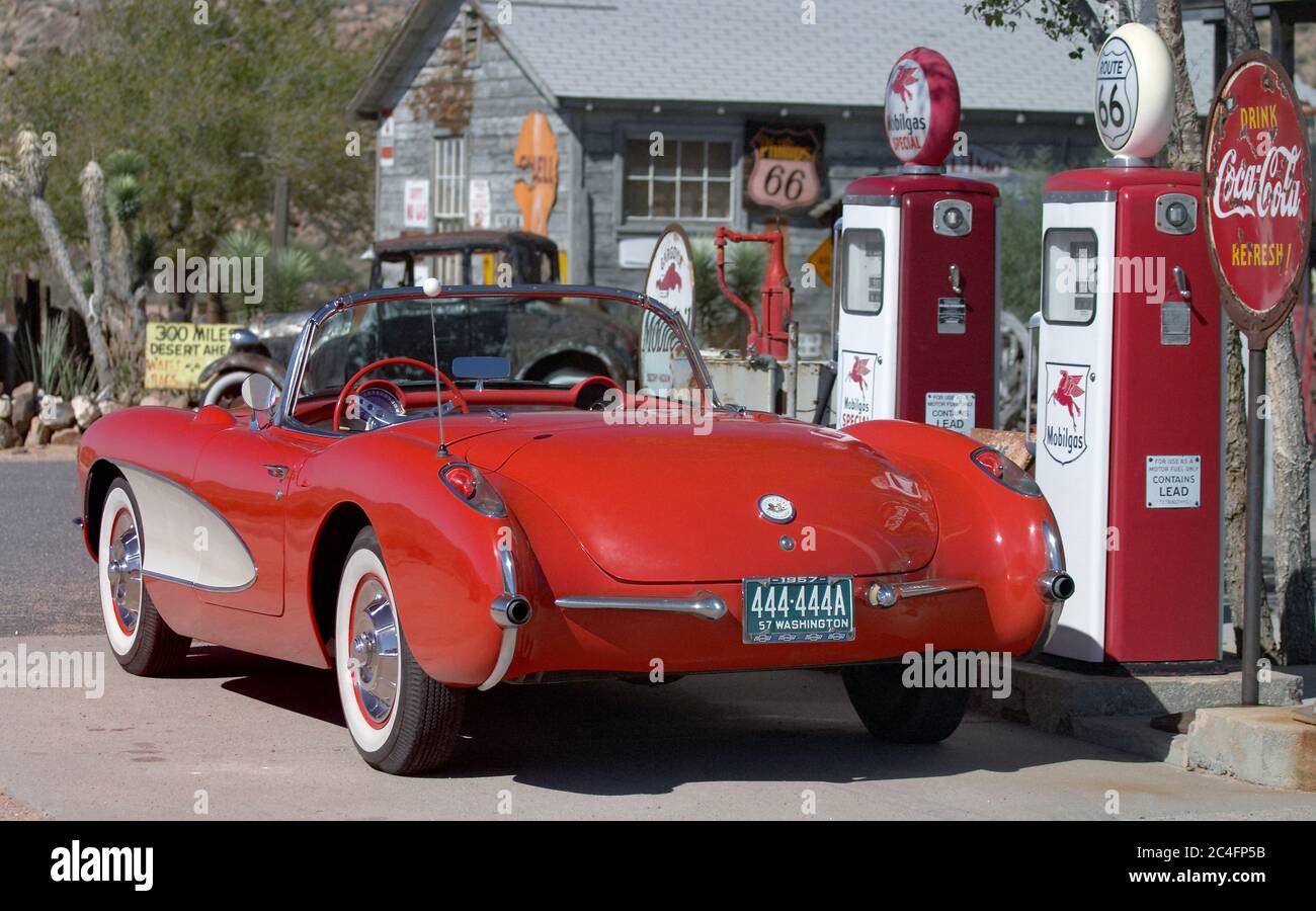 chevrolet corvette 56 rosso d'epoca, sulla storica Route 66, di fronte al negozio generale di Hackberry, Arizona, USA Foto Stock