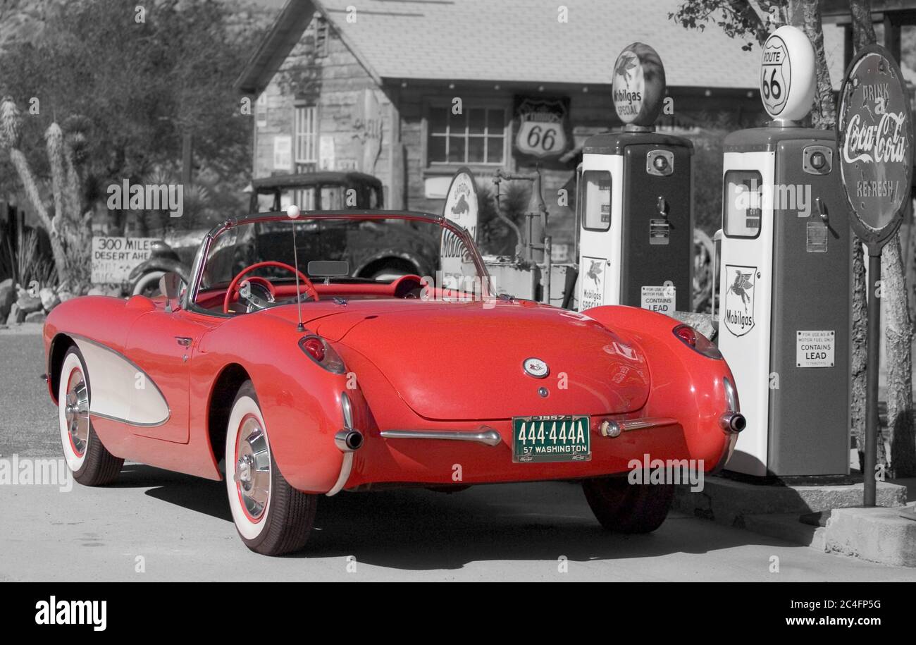 chevrolet corvette 56 rosso d'epoca, sulla storica Route 66, di fronte al negozio generale di Hackberry, Arizona, USA Foto Stock