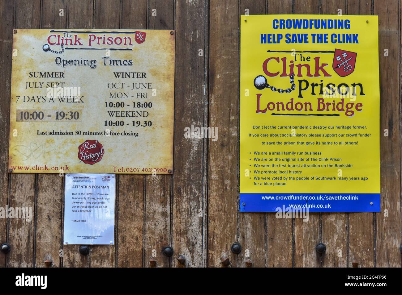 Londra, Regno Unito. 26 Giugno 2020. I segni appendono sul Clink Museum di fronte alla chiusura anche con la chiusura di essere sollevato sarà un lungo periodo prima che il nostro numero di visitatori normale riprendere e quindi la futura vitalità di mantenere questo locale a conduzione familiare storico punto di riferimento aperto è in pericolo.The Clink è stato un carcere a Southwark, Inghilterra, che operò dal 12 ° secolo fino al 1780. La prigione servì la Liberty of the Clink, un'area di proprietà del vescovo di Winchester. Credit: Dave Rushen/SOPA Images/ZUMA Wire/Alamy Live News Foto Stock