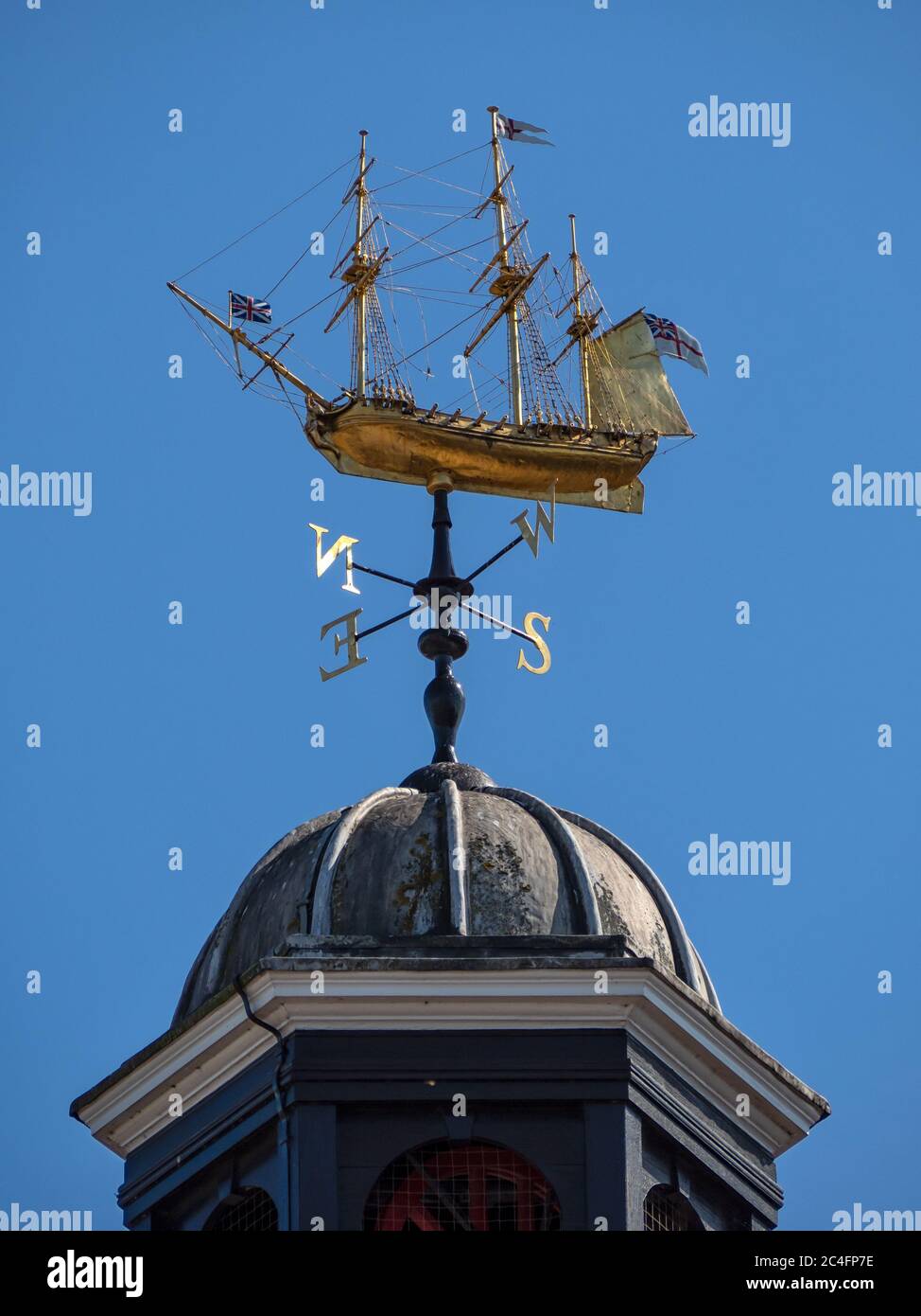 ROCHESTER, KENT, Regno Unito - 13 SETTEMBRE 2019: La paletta meteorologica sotto forma di una nave da guerra del 18th° secolo completamente truccata sopra il museo Rochester Guildhall Foto Stock