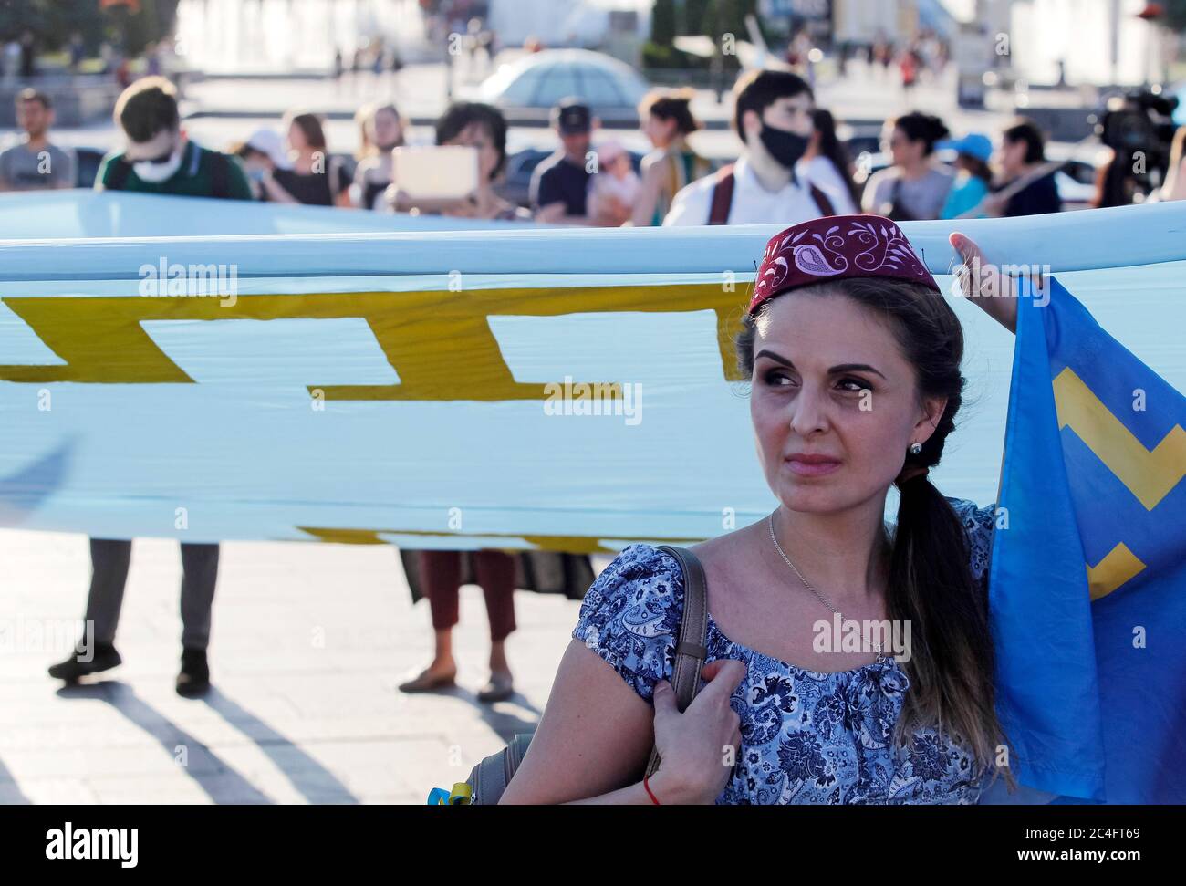 I Tatari di Crimea hanno bandiere nazionali durante la celebrazione. I Tatari di Crimea celebrano annualmente il giorno della bandiera del Tatar di Crimea il 26 giugno. La bandiera dei Tatari Crimea è un panno blu con un emblema giallo - Tanga - nell'angolo in alto a sinistra. La bandiera fu adottata per la prima volta dal Kurultai (congresso nazionale) dei Tatari di Crimea nel 1917, dopo la Rivoluzione di febbraio in Russia. Il 30 giugno 1991, il Kurultay recentemente convocato ha riadottato questa bandiera come nazionale, secondo Wikipedia. Foto Stock