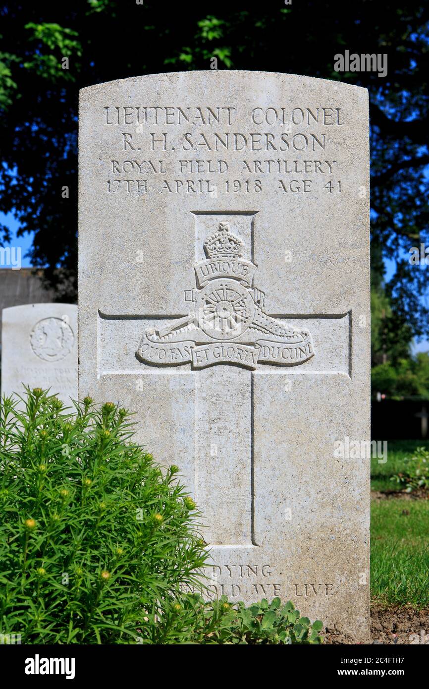 Tomba del tenente vincitore della medaglia d'oro olimpica Ronald Harcourt Sanderson (1876-1918) al cimitero militare di Lijssenthoek a Poperinge, Belgio Foto Stock