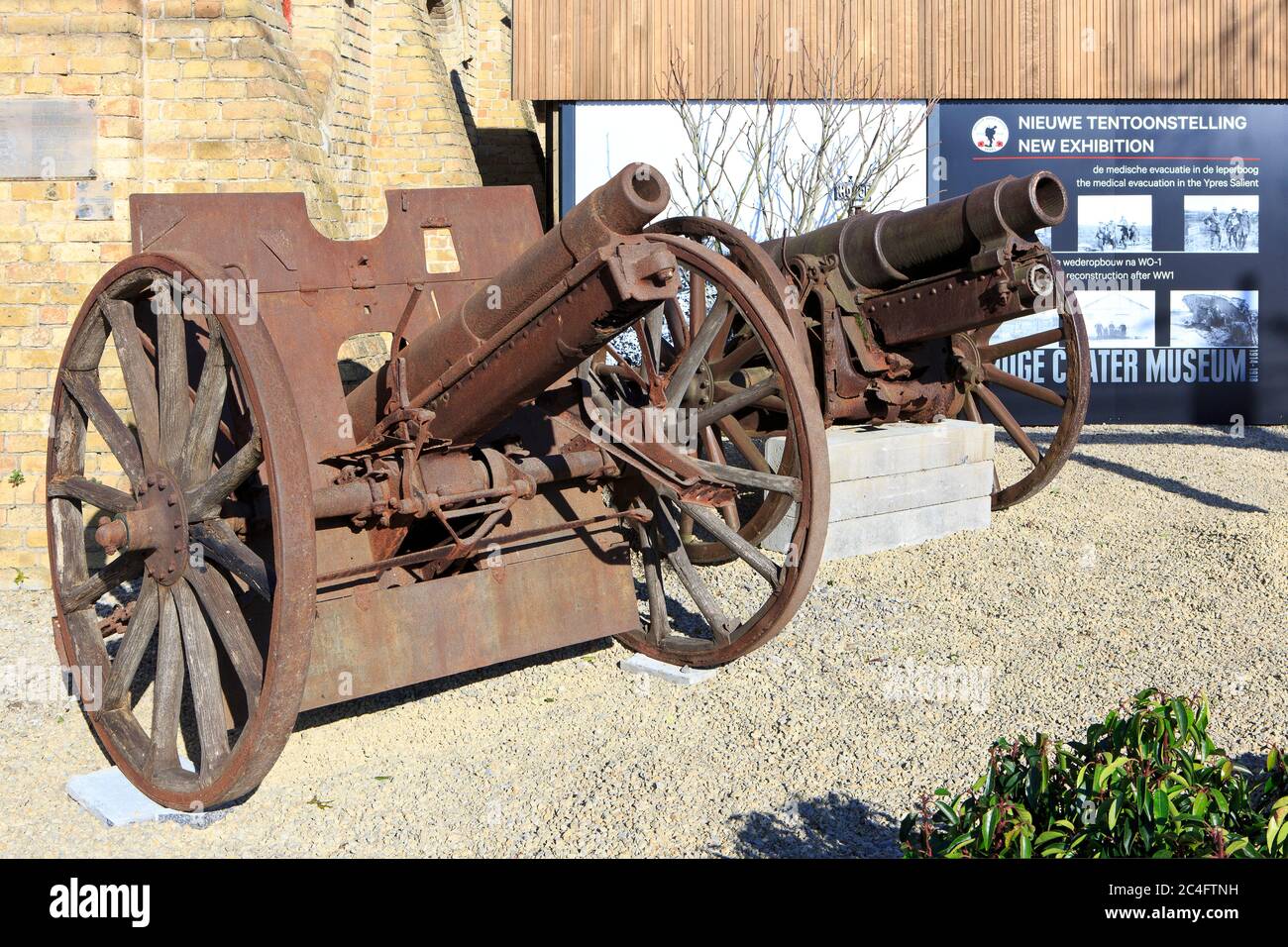 Artiglieria di campo fuori dal Museo del cratere Hooge a Zillebeke (Ypres), Belgio Foto Stock