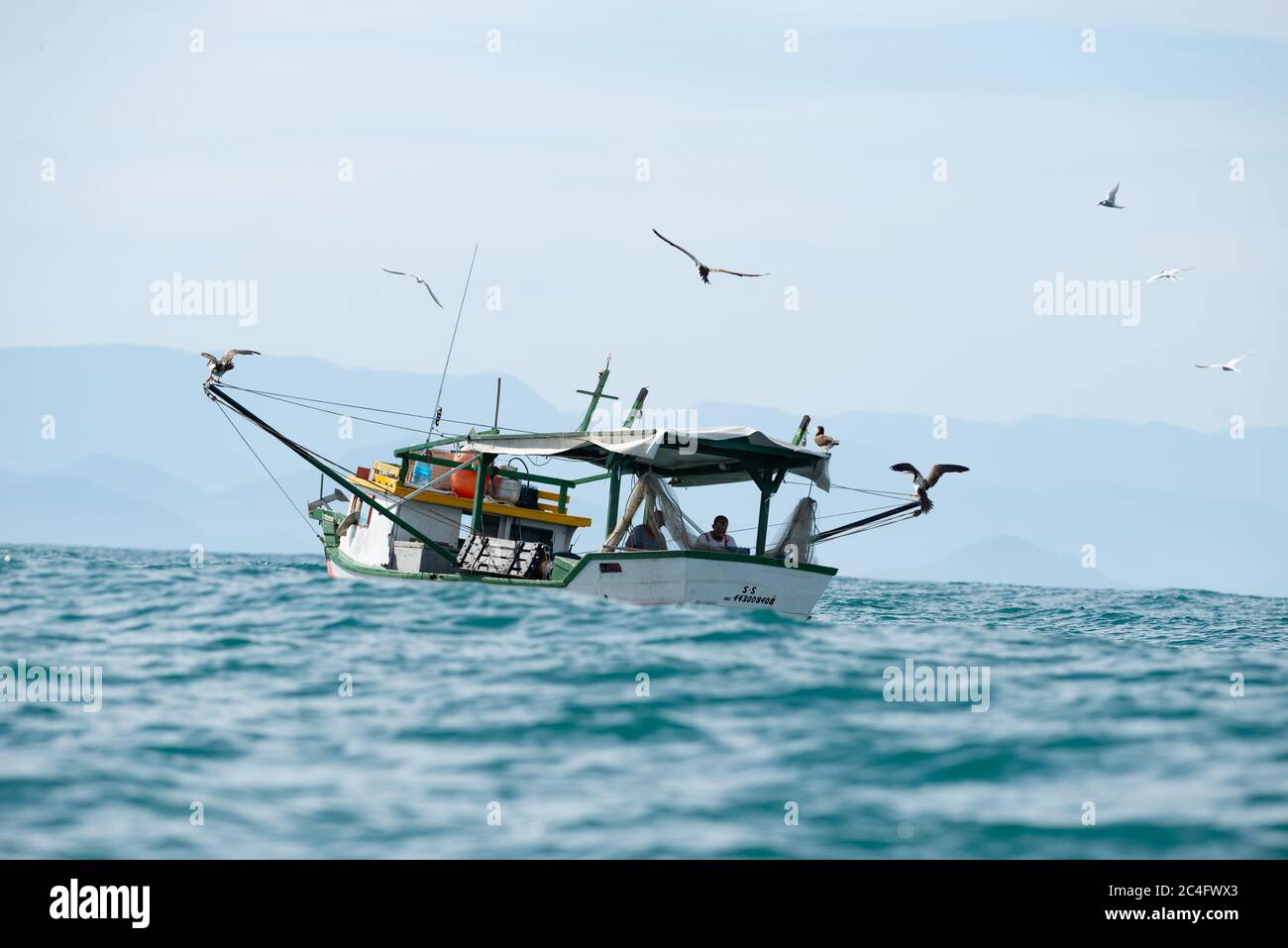 Pesca tradizionale di gamberetti al largo di Ilhabela, se Brasile Foto Stock