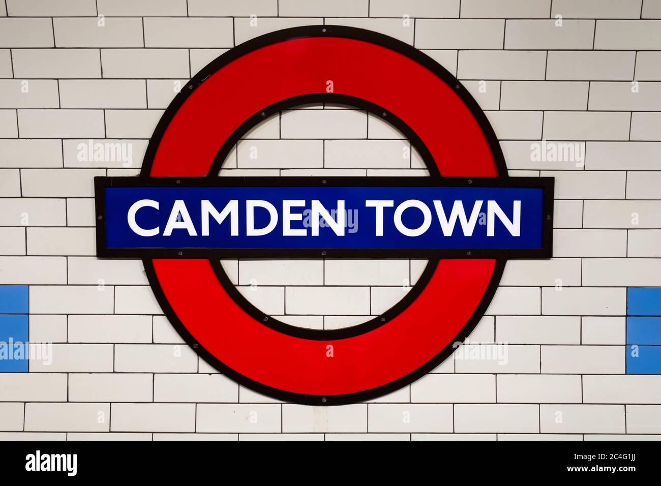 Il famoso cartello della metropolitana di Londra alla stazione di Camden  Town Foto stock - Alamy