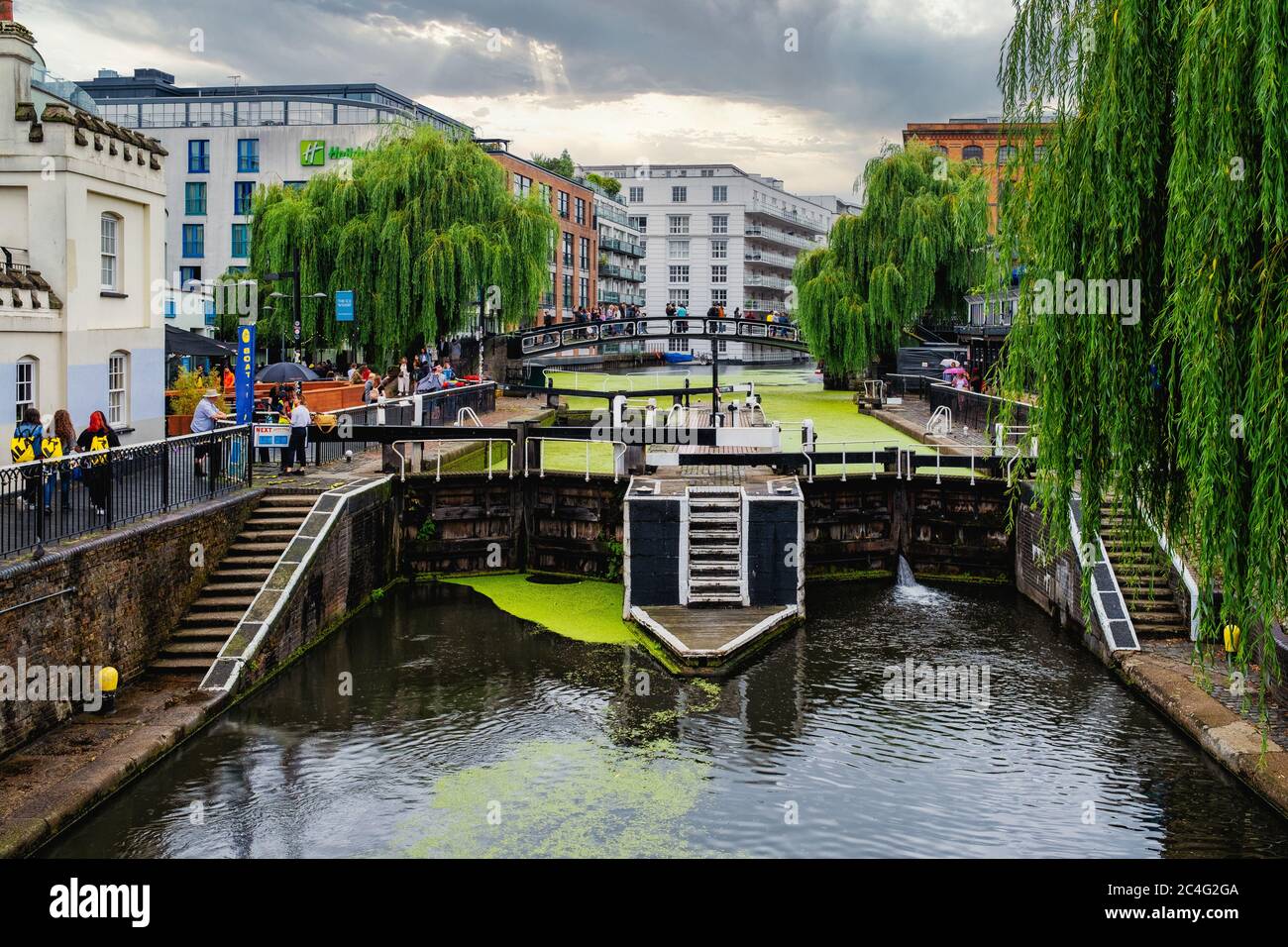 La storica Hampstead Road si blocca sul Regent's Canal a Camden Town, Londra Foto Stock