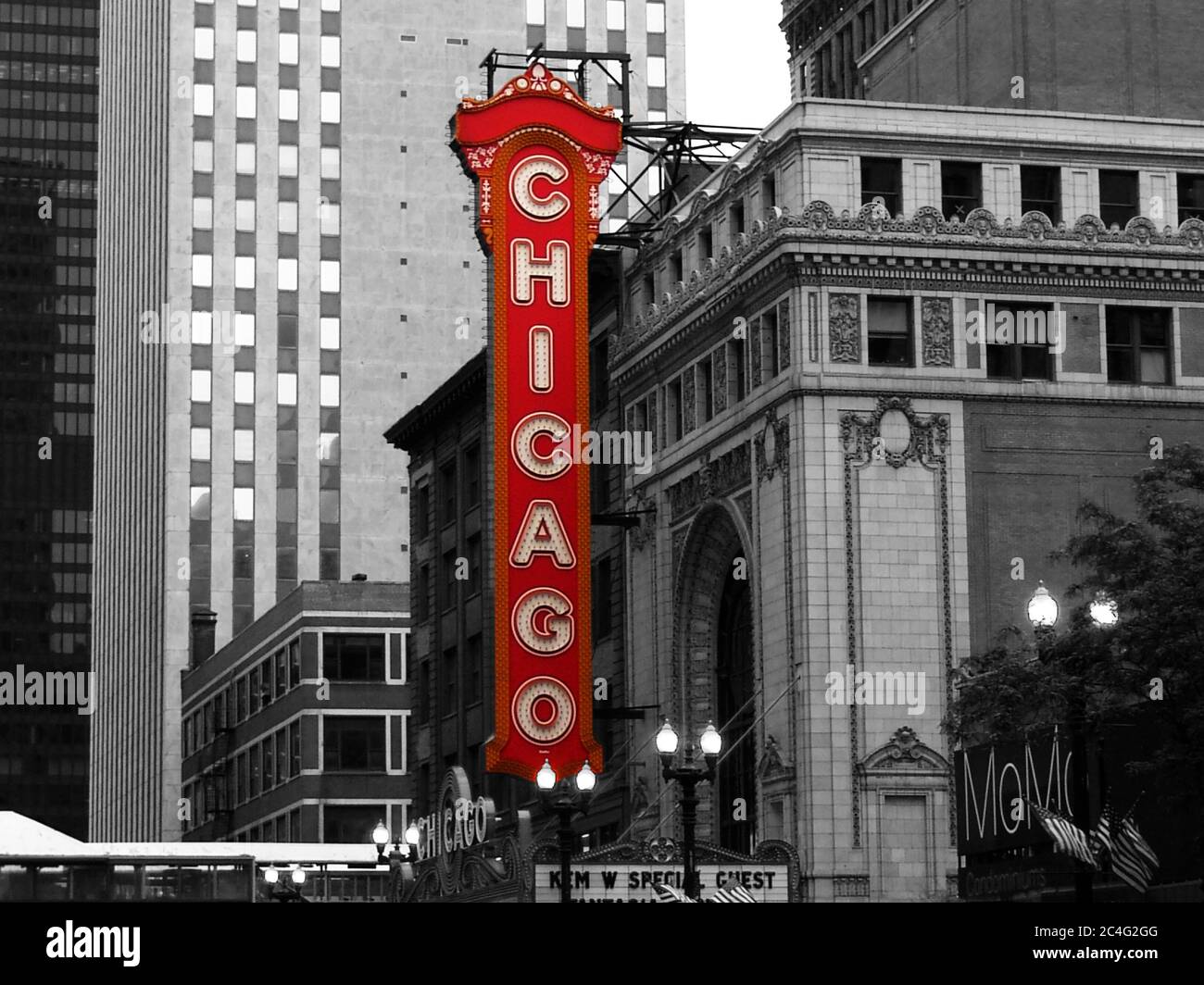 Immagine in bianco e nero con un grande segno rosso del famoso Chicago Theatre nel centro di Chicago, Illinois. Foto circa 2002 Foto Stock