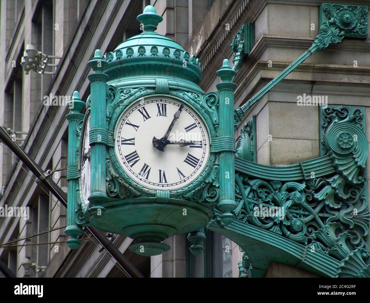 Vecchio orologio elegante all'angolo con la strada Foto Stock