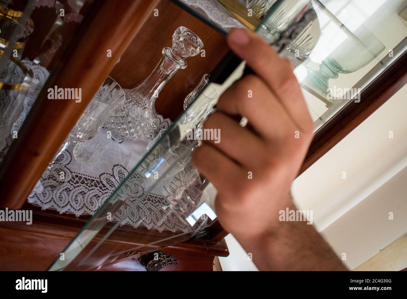 Alcune pentole di vetro per il whisky su una scatola di legno Foto Stock