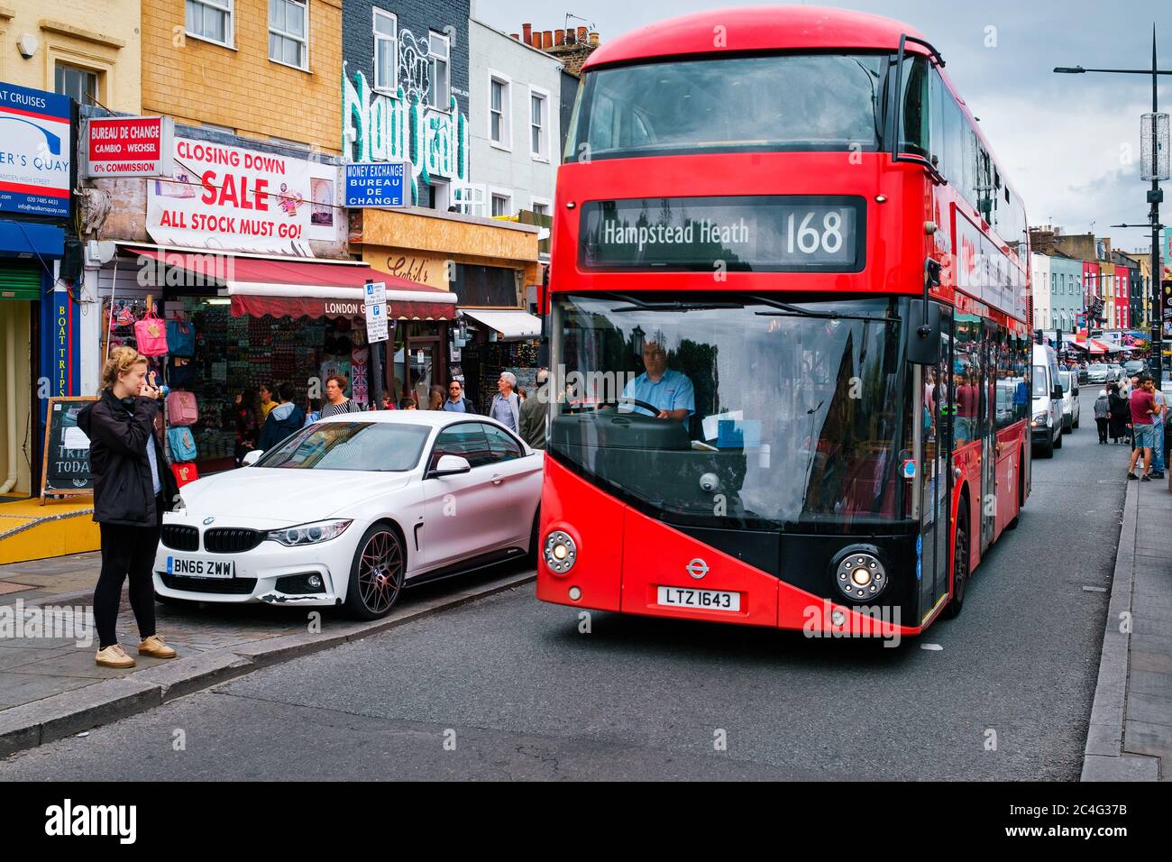 Autobus rosso a due piani al mercato Camden Town Street di Londra Foto Stock