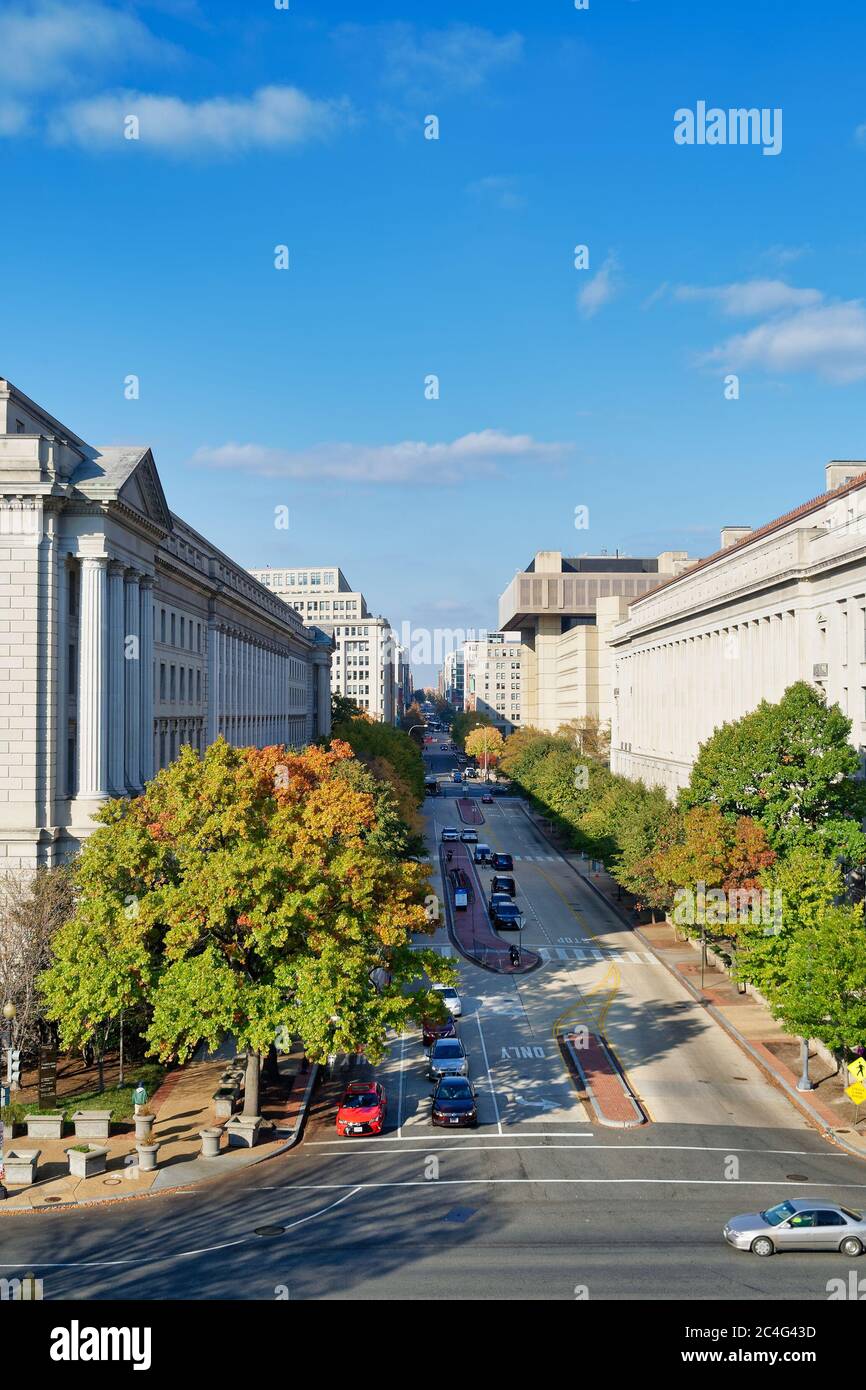 Vista rialzata della 10th Street NW, Washington, DC, USA. L'edificio del Dipartimento di Giustizia degli Stati Uniti è sulla destra. Foto Stock