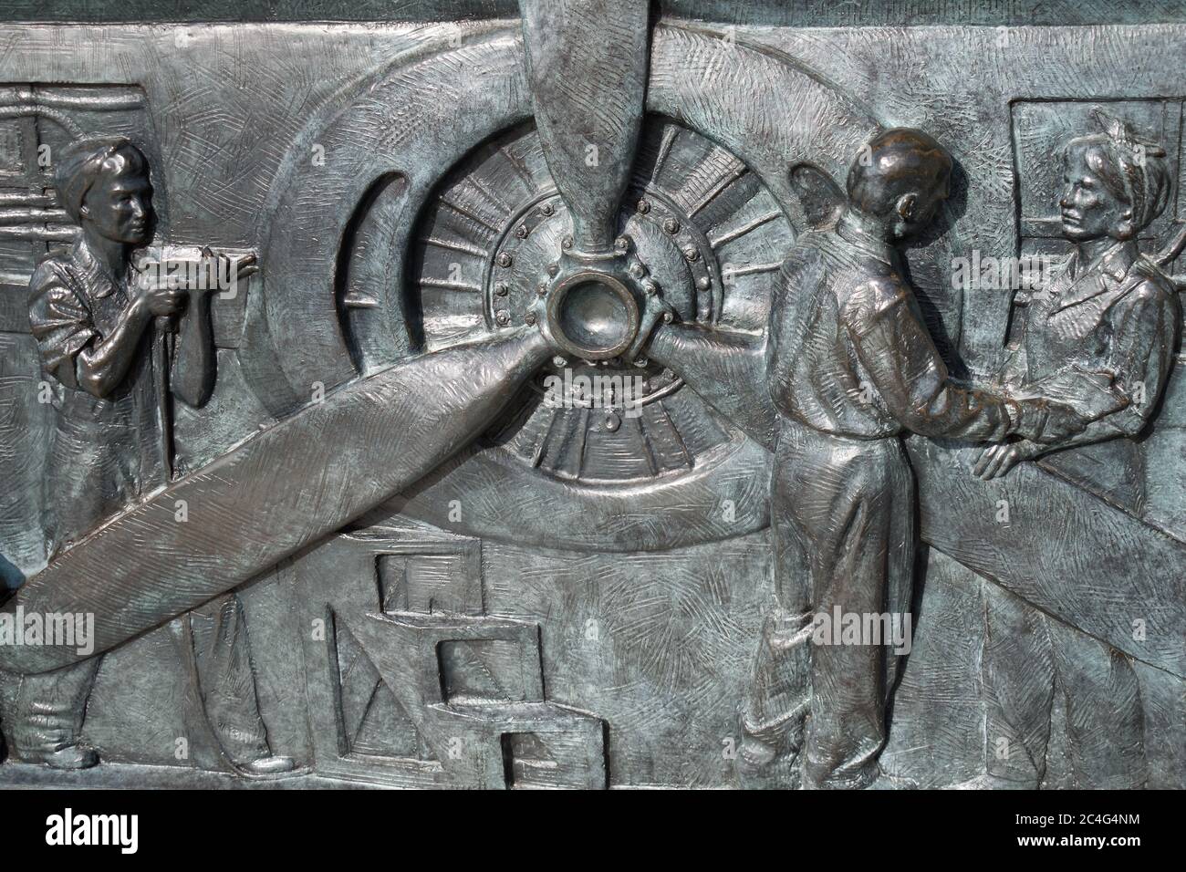 Donne che lavorano nella produzione di velivoli. Bassorilievo in bronzo situato nel Monumento commemorativo della seconda Guerra Mondiale, Washington, DC, USA. Foto Stock