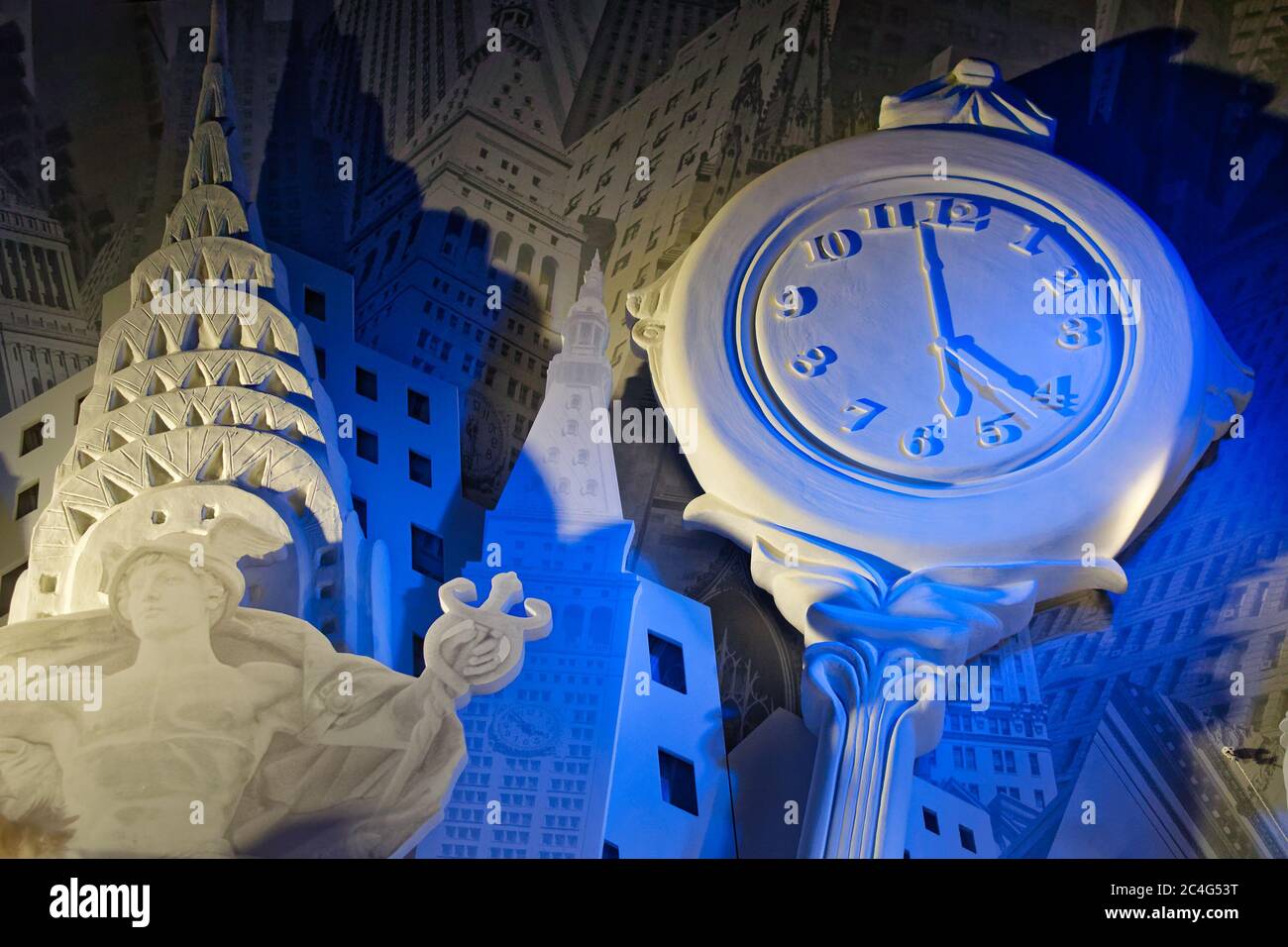 Vetrata di Bergdorf Goodman ispirata allo skyline di New York City, Manhattan, NY, USA Foto Stock