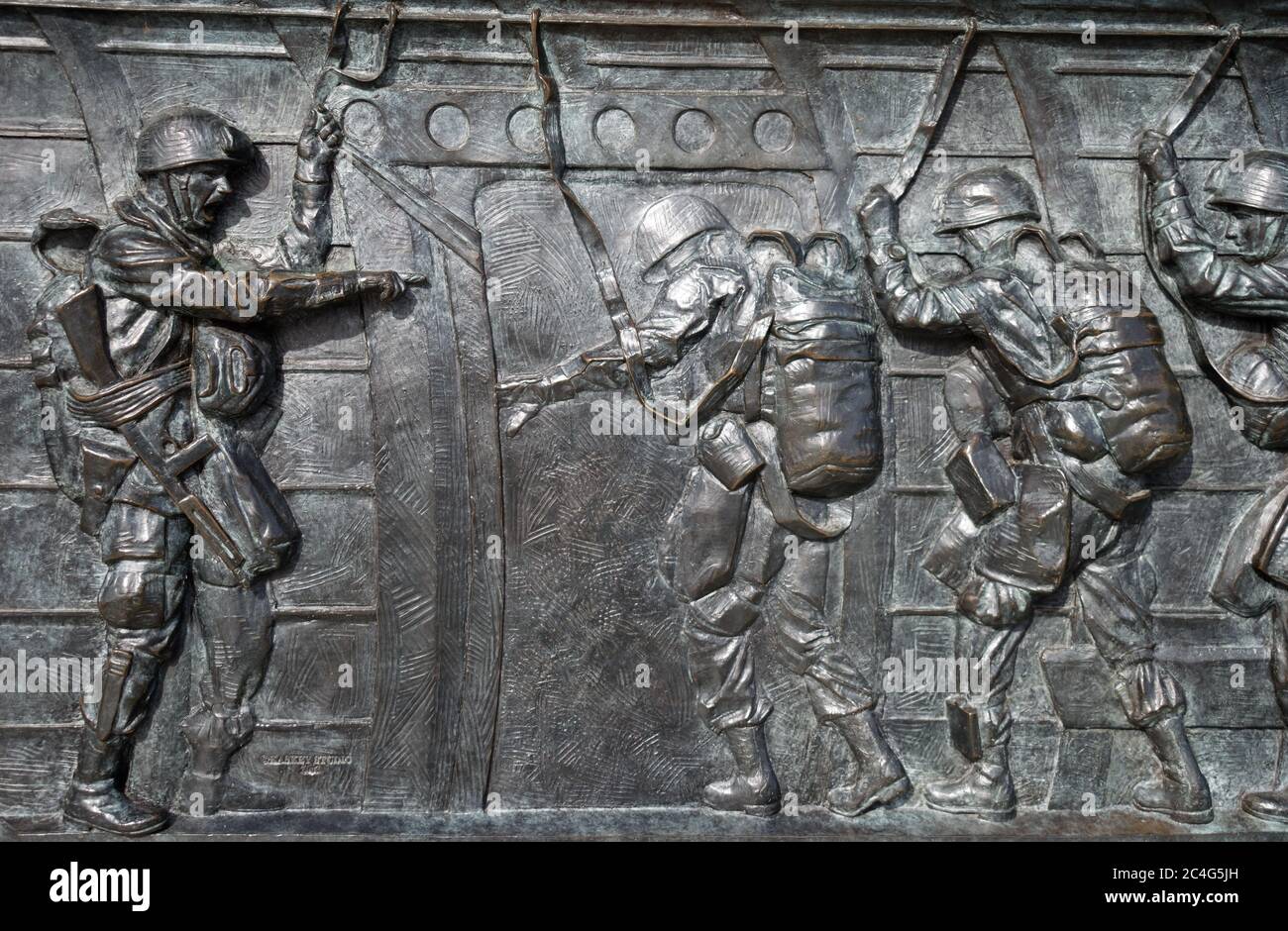Paracadutisti pronti a saltare fuori da un aereo di trasporto. Bassorilievo in bronzo situato nel Monumento commemorativo della seconda Guerra Mondiale, Washington, DC, USA. Foto Stock