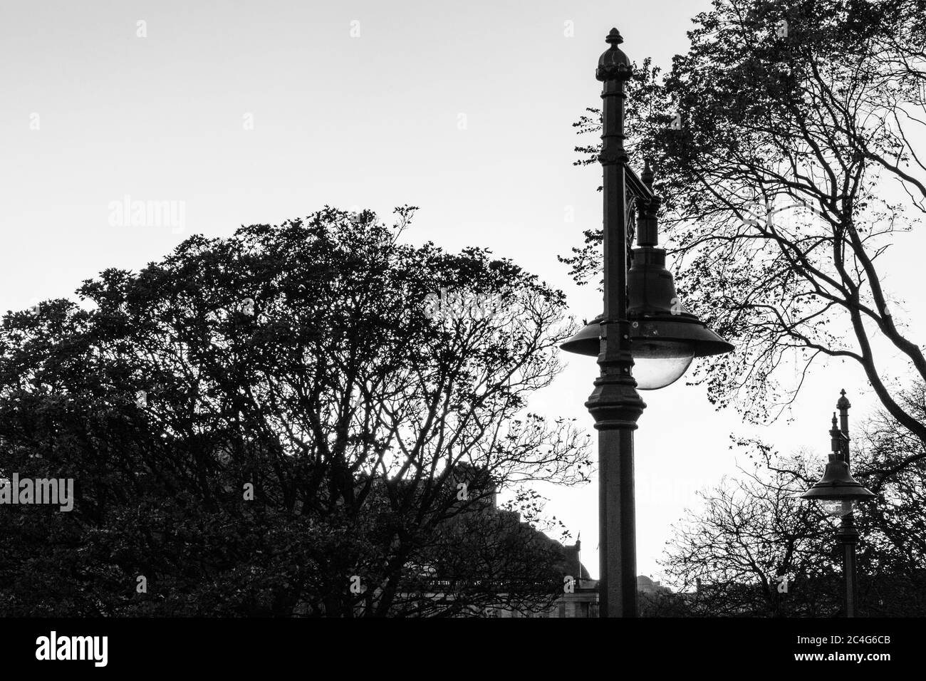 Immagine monocromatica (in bianco e nero) del lampione in ferro e della città vecchia di Edimburgo, da Waverley Bridge, Edimburgo, Scozia, Regno Unito. Foto Stock Immagine monocromatica (in bianco e nero) del lampione in ferro e della città vecchia di Edimburgo, da Waverley Bridge, Edimburgo, Scozia, Regno Unito. Foto Stock