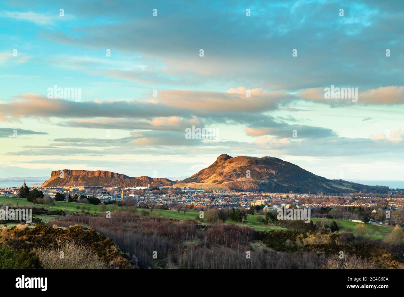 Vista in tarda serata attraverso Edimburgo sud fino a Arthur's Seat e Salisbury Crags, dalle Braid Hills, Edimburgo. Foto Stock