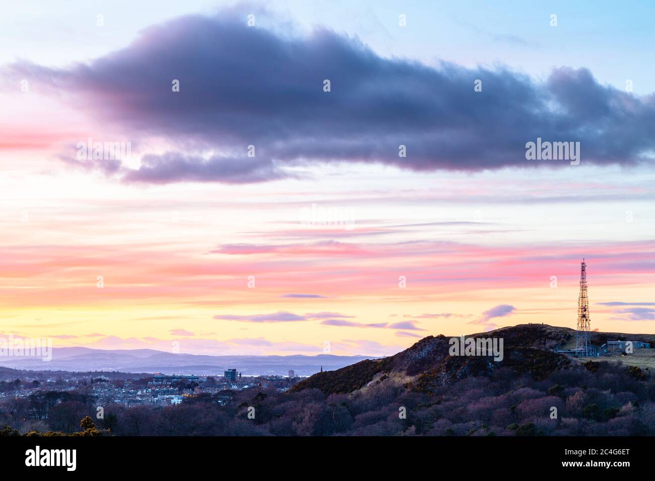 Vista di Edimburgo occidentale, subito dopo il tramonto, dalle colline Braid. Foto Stock