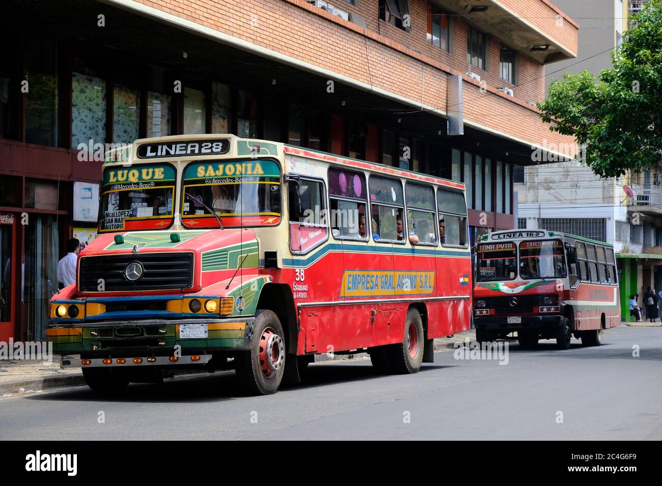 Paraguay Asuncion - Bus terminal con due autobus pubblici Foto Stock