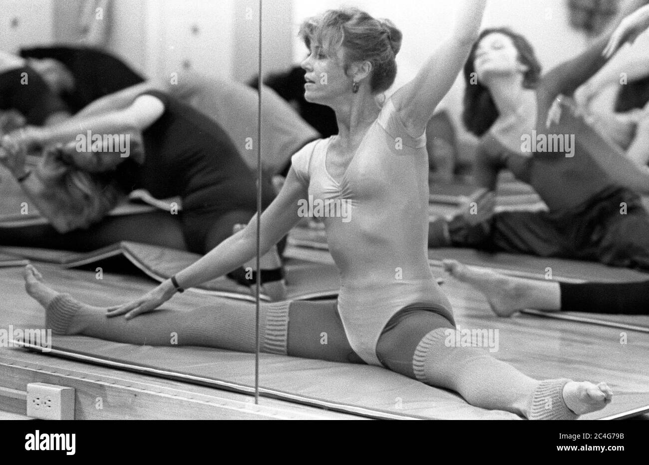 Jane fonda che conduce una lezione di esercizio al suo studio di fitness Jane fonda's Workout a Beverly Hills, CA, 1980 Foto Stock