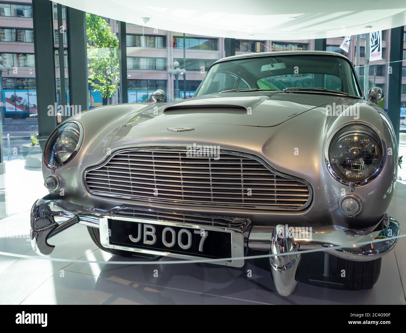 Replica di James Bond auto nel museo della spia a Washington DC USA Foto Stock