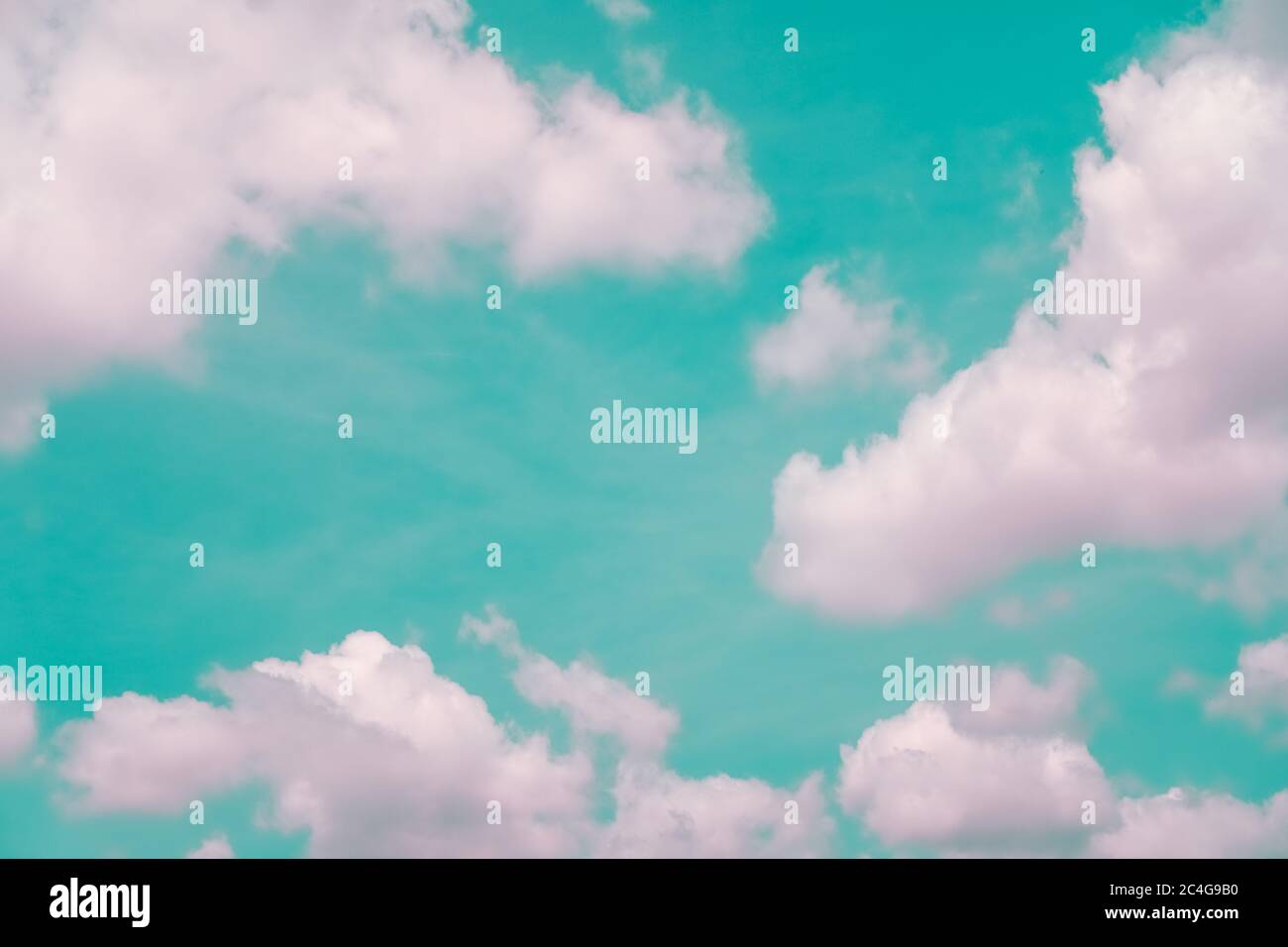 Copia spazio estate cielo blu e bianco rosa pastello hilight nuvola astratto sfondo minimo. Foto Stock