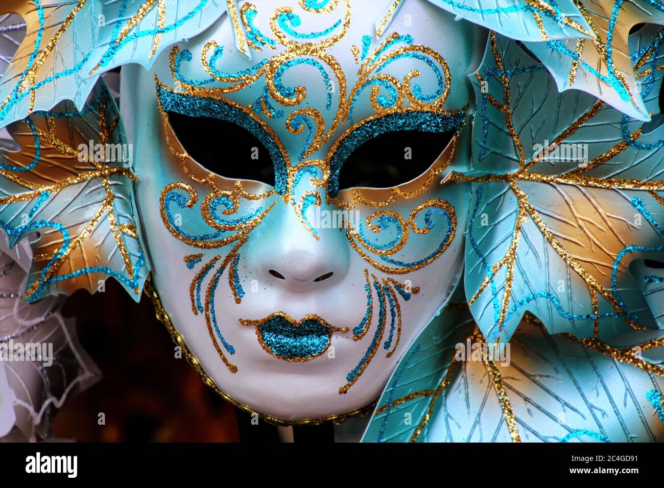 Maschera sul display in un negozio di souvenir in strada di Venezia, Italia. Le maschere sono sempre state una caratteristica importante del famoso carnevale veneziano. Foto Stock