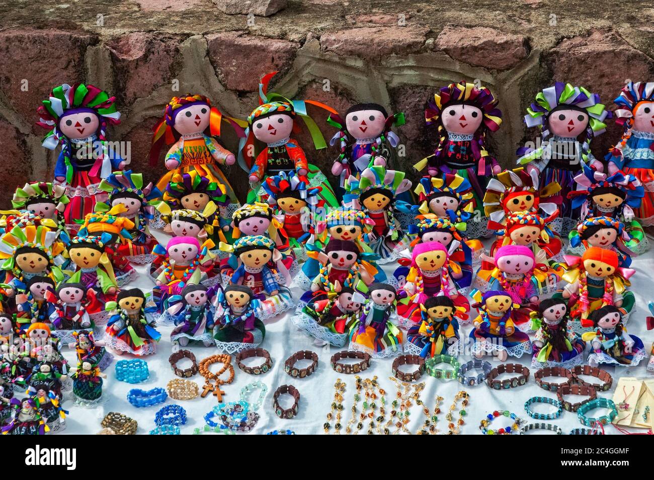 Zacatecas, Messico - 25 ottobre 2006: Belle bambole e gioielli, fatti a mano dagli indigeni indiani Huichol. Esposto all'esterno sulla cima del monte la Bufa Foto Stock