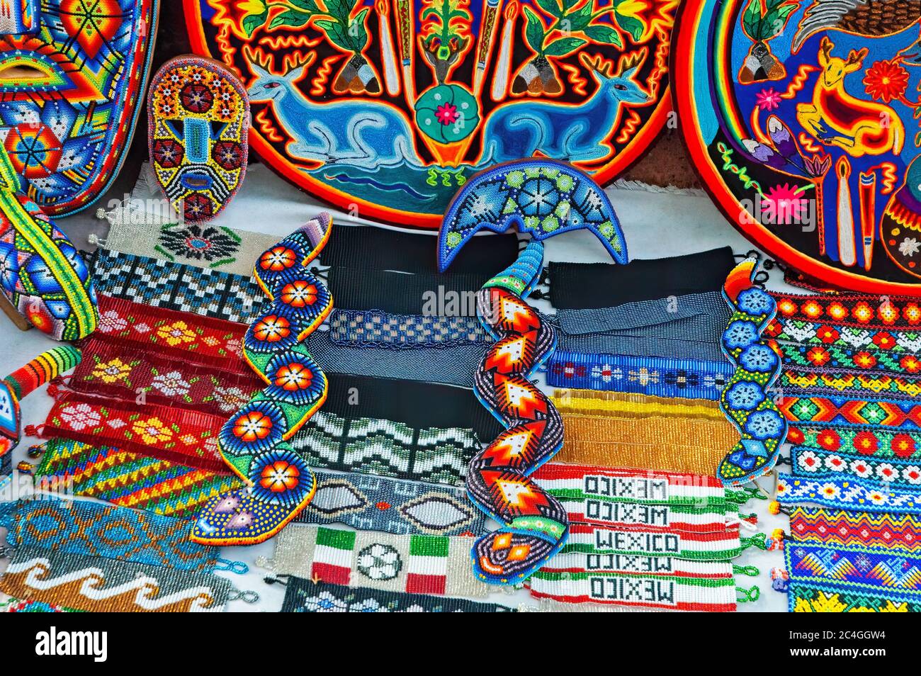 Zacatecas, Messico - 25 ottobre 2006: Colorata arte popolare realizzata dagli indigeni indiani Huichol, rinomati per i loro mestieri. I disegni incorporano tradizionali Foto Stock