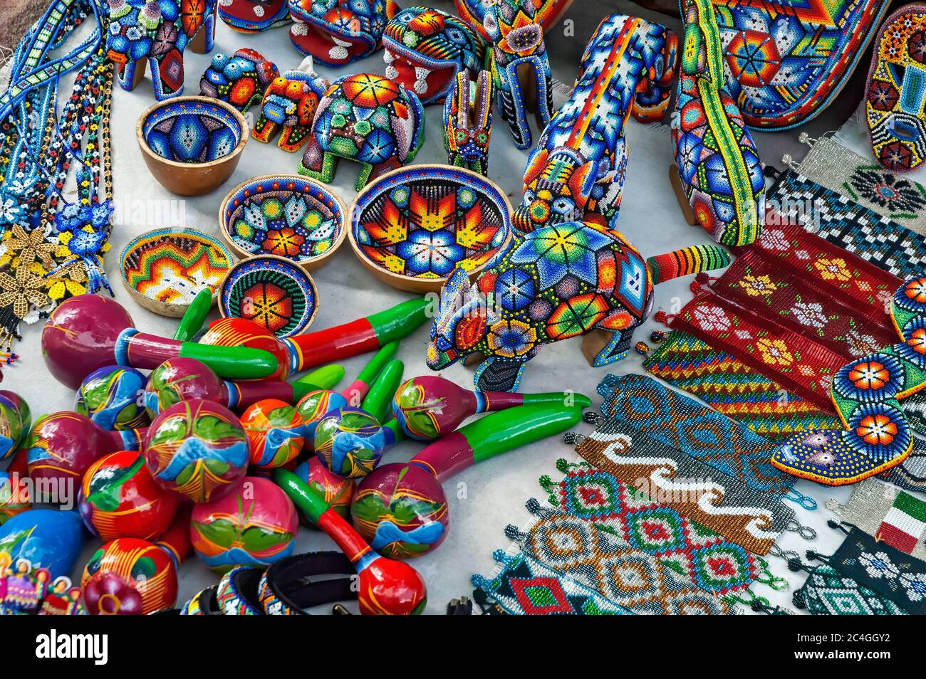 Zacatecas, Messico - 25 ottobre 2006: Colorata arte popolare realizzata dagli indigeni indiani Huichol, rinomati per i loro mestieri. I disegni incorporano tradizionali Foto Stock