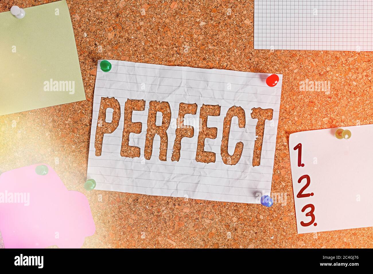 Il segno di testo mostra perfetto. Testo foto aziendale completo senza difetti o difetti precisione preciso o esatto Corkboard colore formato carta pin thumbt Foto Stock