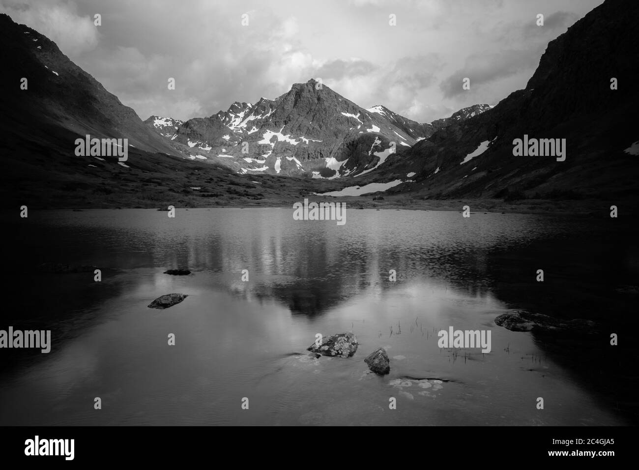 Le pendici del monte Willawaw si profilano sulla testa della valle Foto Stock