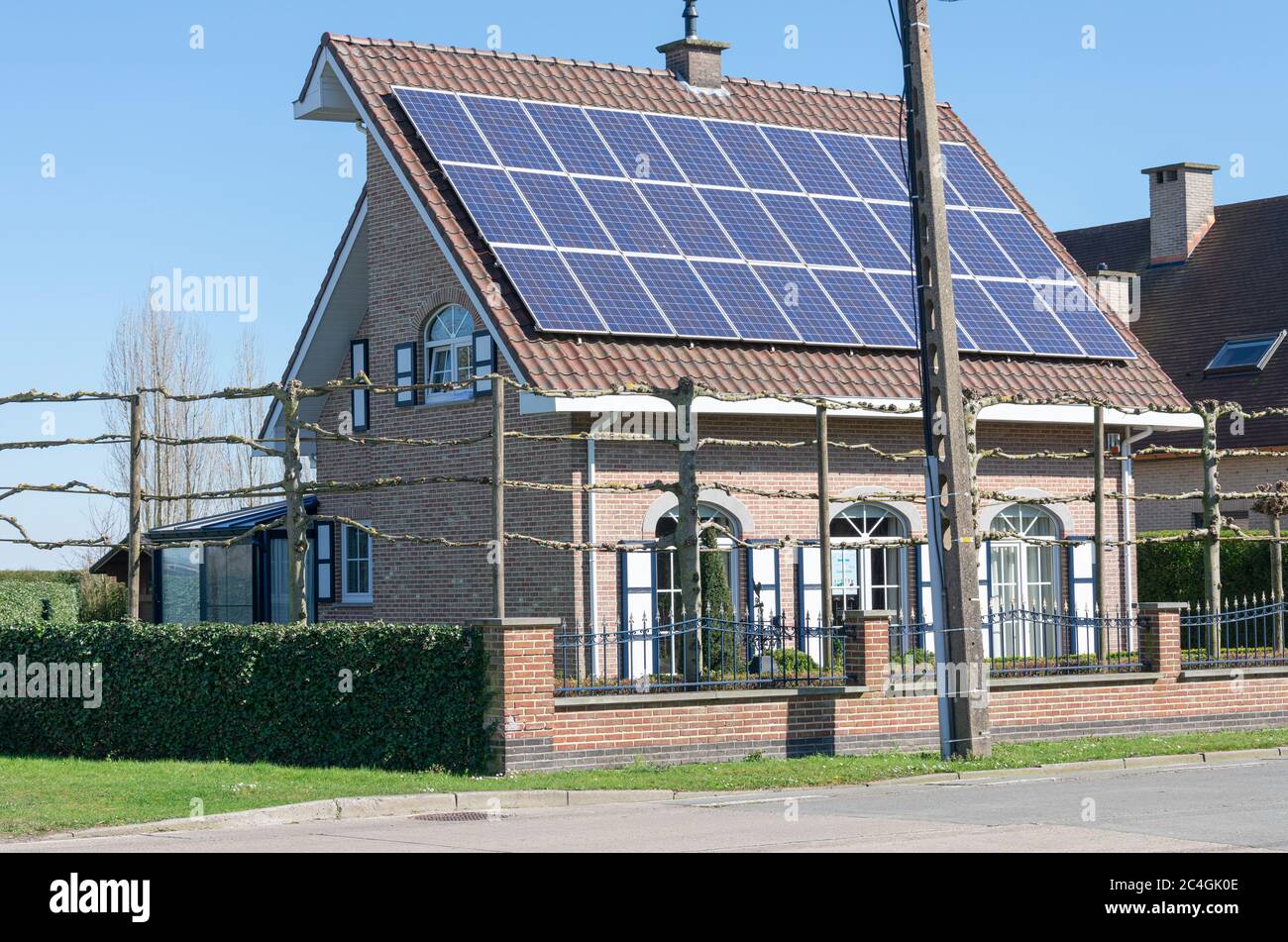 Sint Gillis WAAS, Belgio, 22 marzo 2020, Casa con strano tetto e pannelli solari Foto Stock