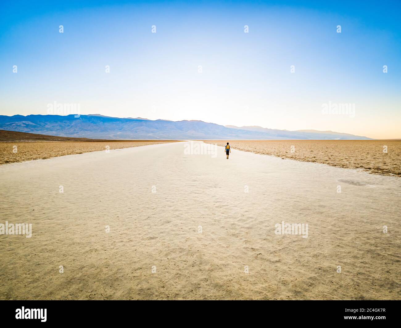Camminando sul sale del Bacino di Badwater nel Parco Nazionale della Death Valley, California Foto Stock
