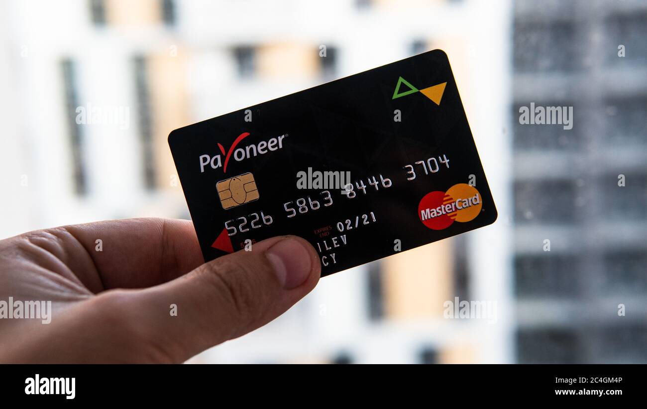 Aschheim, Germania -27 giugno 2020 : blocco delle carte Payoneer,  fallimento della società di Wirecar. Emissione di carte da Wirecard Card  Solutions Foto stock - Alamy