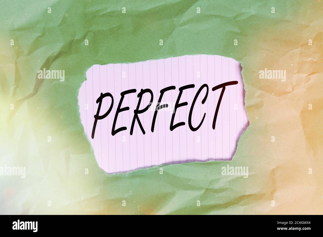 Nota di scrittura che mostra perfetto. Concetto aziendale per completo senza difetti o difetti preciso o preciso shee di carta colorata con sbriciolamento verde Foto Stock