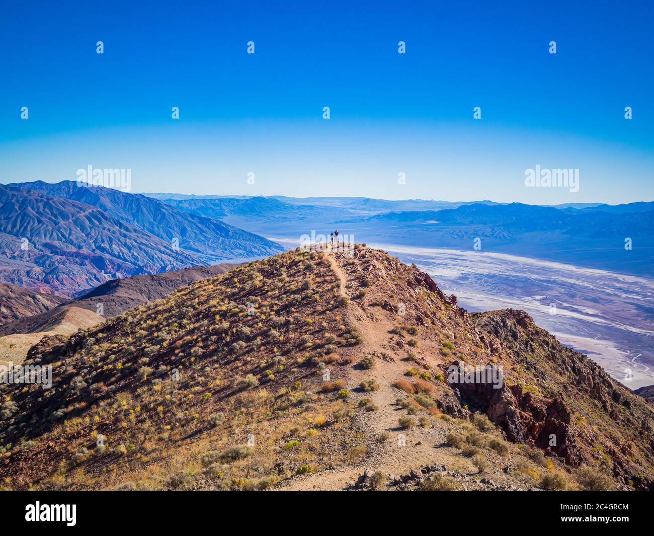 Donna e bambino in cima alla vista di Dante nella Valle della morte, California, USA Foto Stock