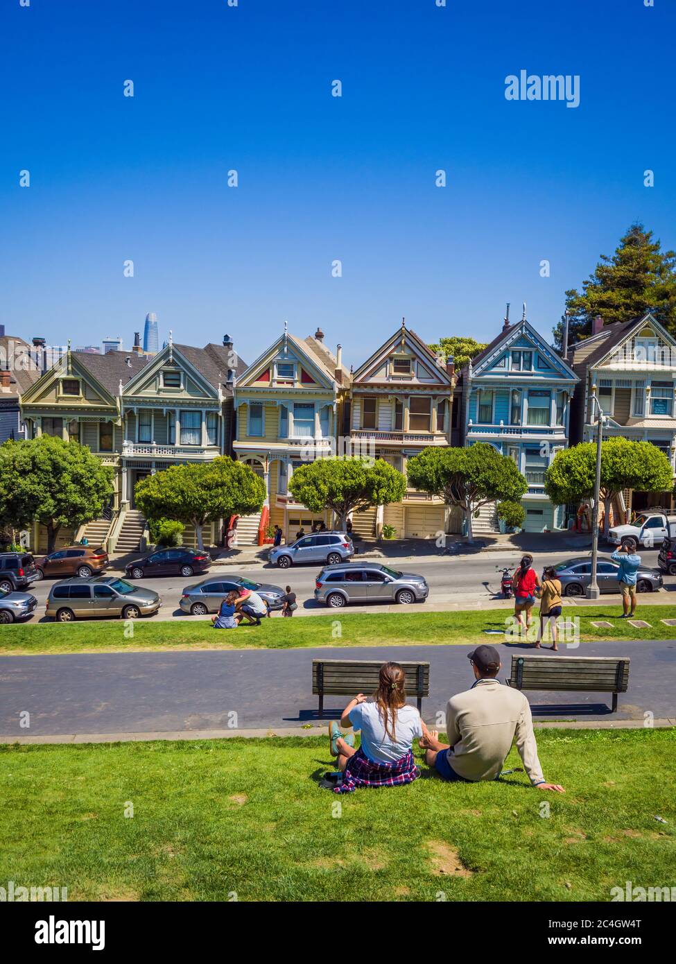 Case vittoriane dipinte da Ladies a San Francisco con grattacieli sullo sfondo Foto Stock