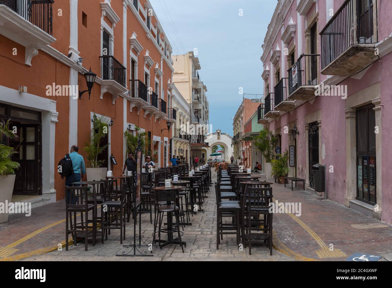 Colorata e vuota strada coloniale nel centro storico di Campeche, Yucatan, Messico Foto Stock