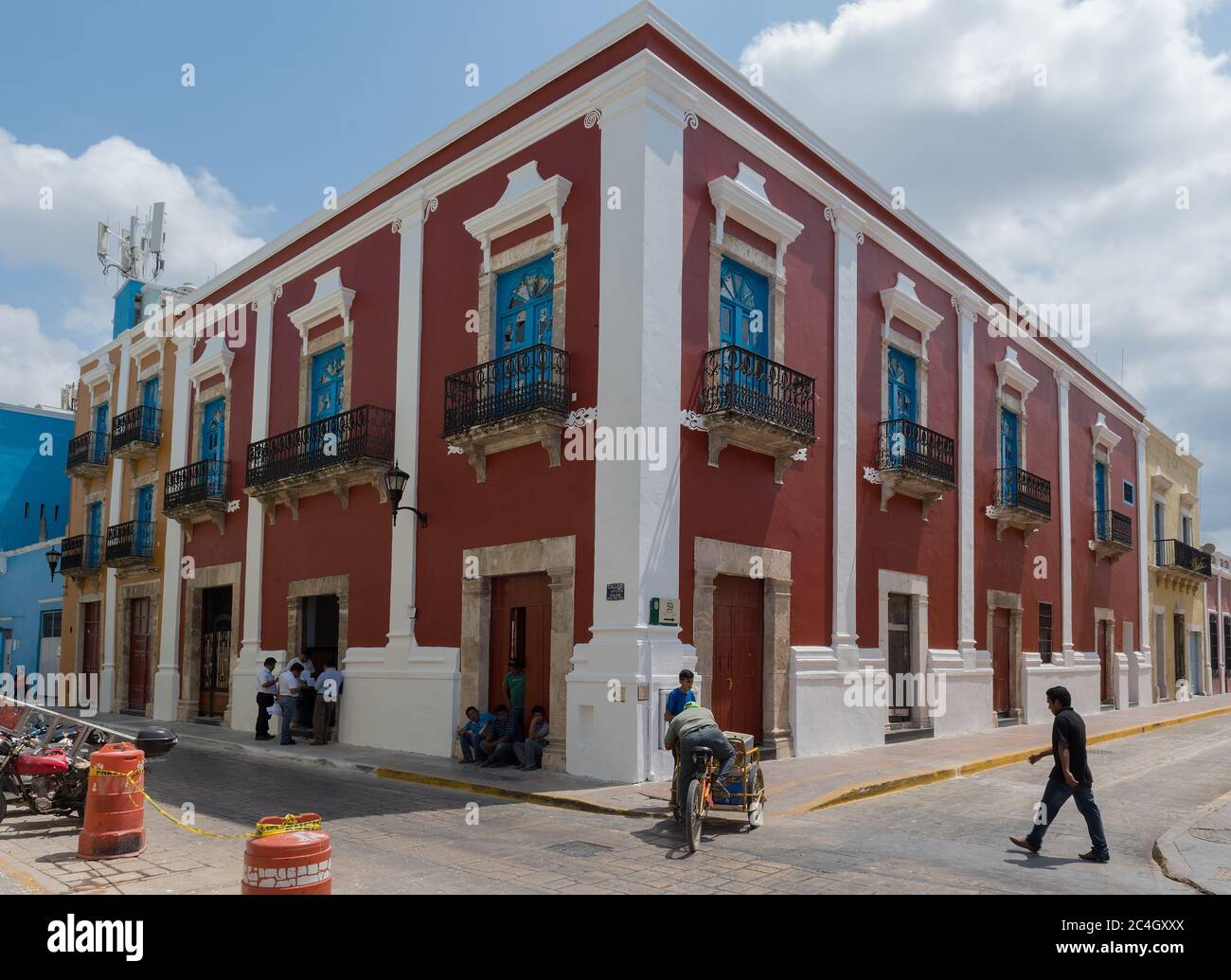 Colorata e vuota strada coloniale nel centro storico di Campeche, Yucatan, Messico Foto Stock