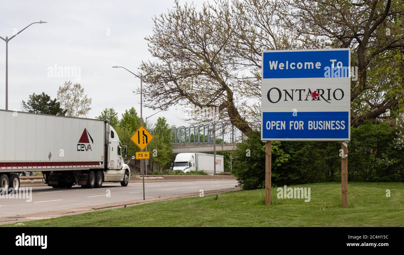 Cartello "Welcome to Ontario, Open for Business" visto come passa un camion, entrando dal confine tra Stati Uniti e Canada, Detroit-Windsor. Foto Stock