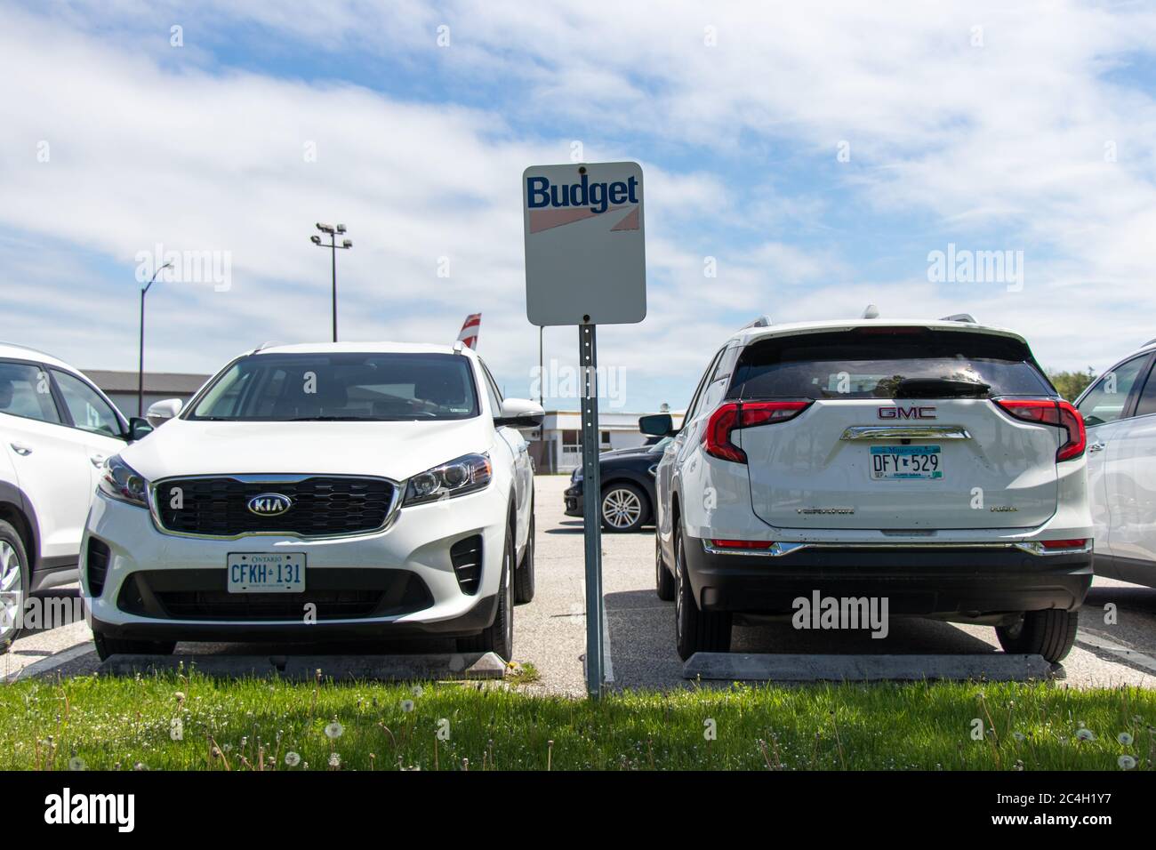 Logo budget di noleggio auto sul cartello di fronte all'auto parcheggiata all'aeroporto internazionale di Windsor. Foto Stock