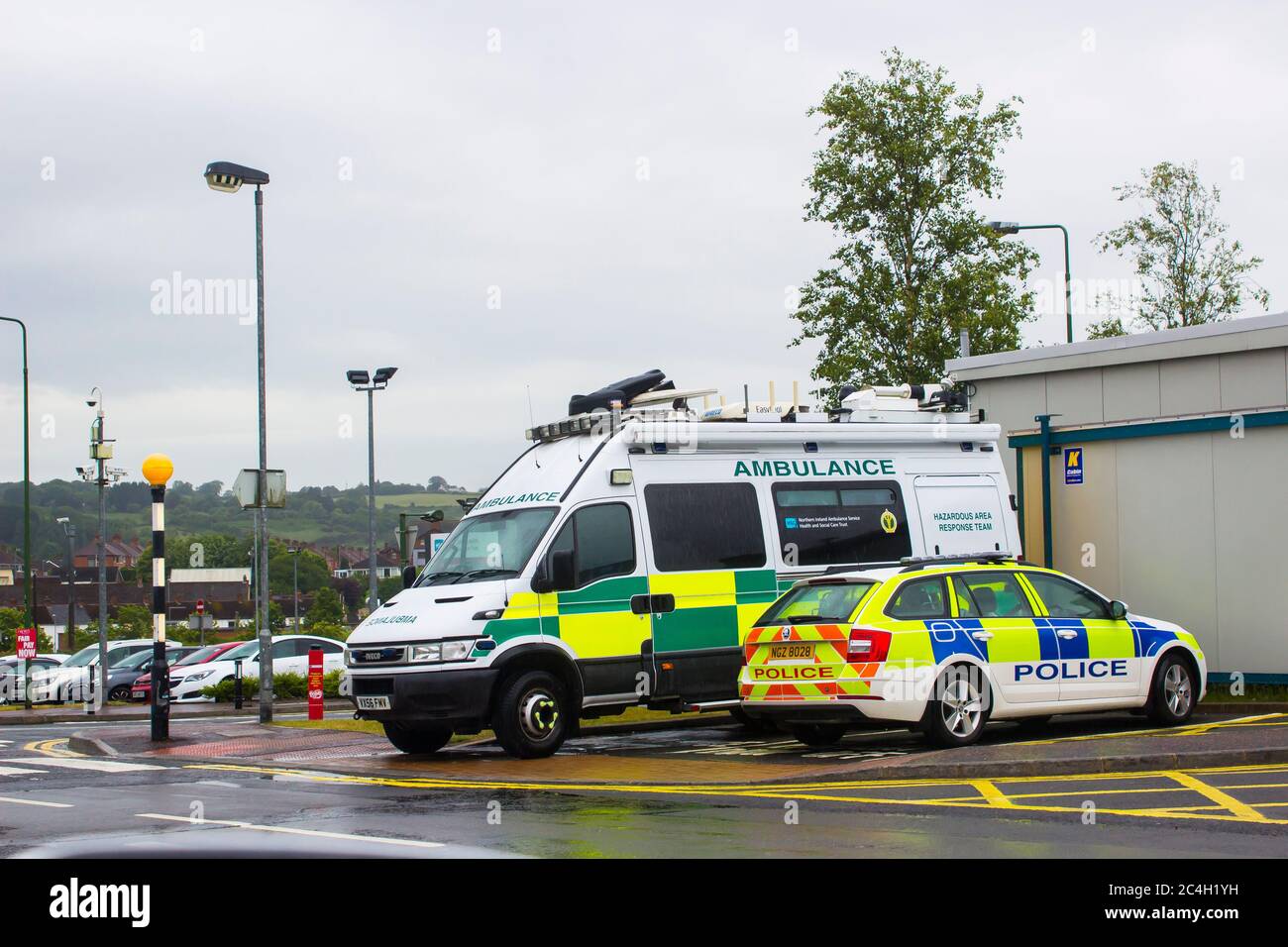 12 giugno 2020 un'ambulanza e un'auto di polizia parcheggiata fuori dall'incidente e partenza di emergenza presso l'Ulster Hospital di Dundonald, Belfast, nella i settentrionale Foto Stock