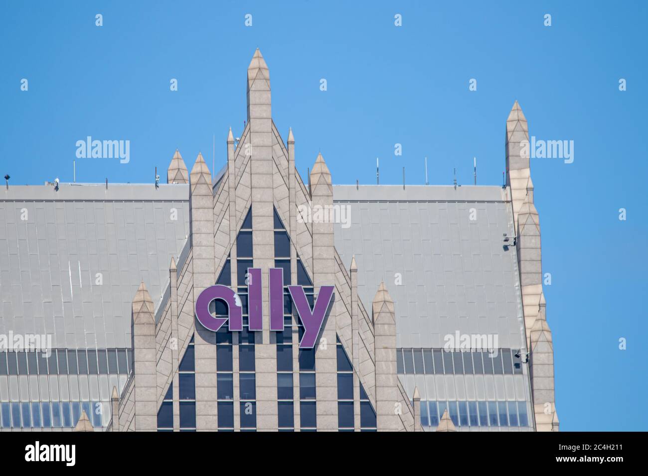 Ally, un logo di società di servizi finanziari americani visto in cima alla loro sede centrale nel centro di Detroit, Michigan. Foto Stock