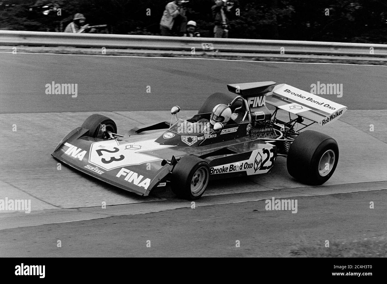 Mike Hailwood's Surtees sta negoziando la famosa curva di Karussell al Gran Premio di Germania 1973 sul Nurburgring. Foto Stock