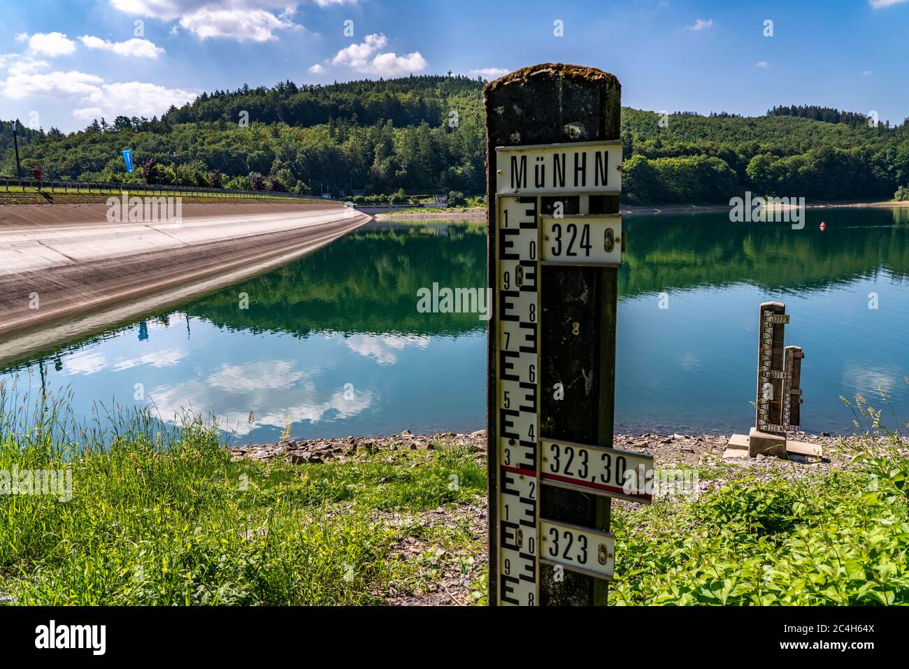 Il lago di Hennesee, Hennetalsperre nel Sauerland, un bacino idrico, diga, punto di misurazione, Hochsauerlandkreis, vicino a Meschede, NRW, Germania Foto Stock