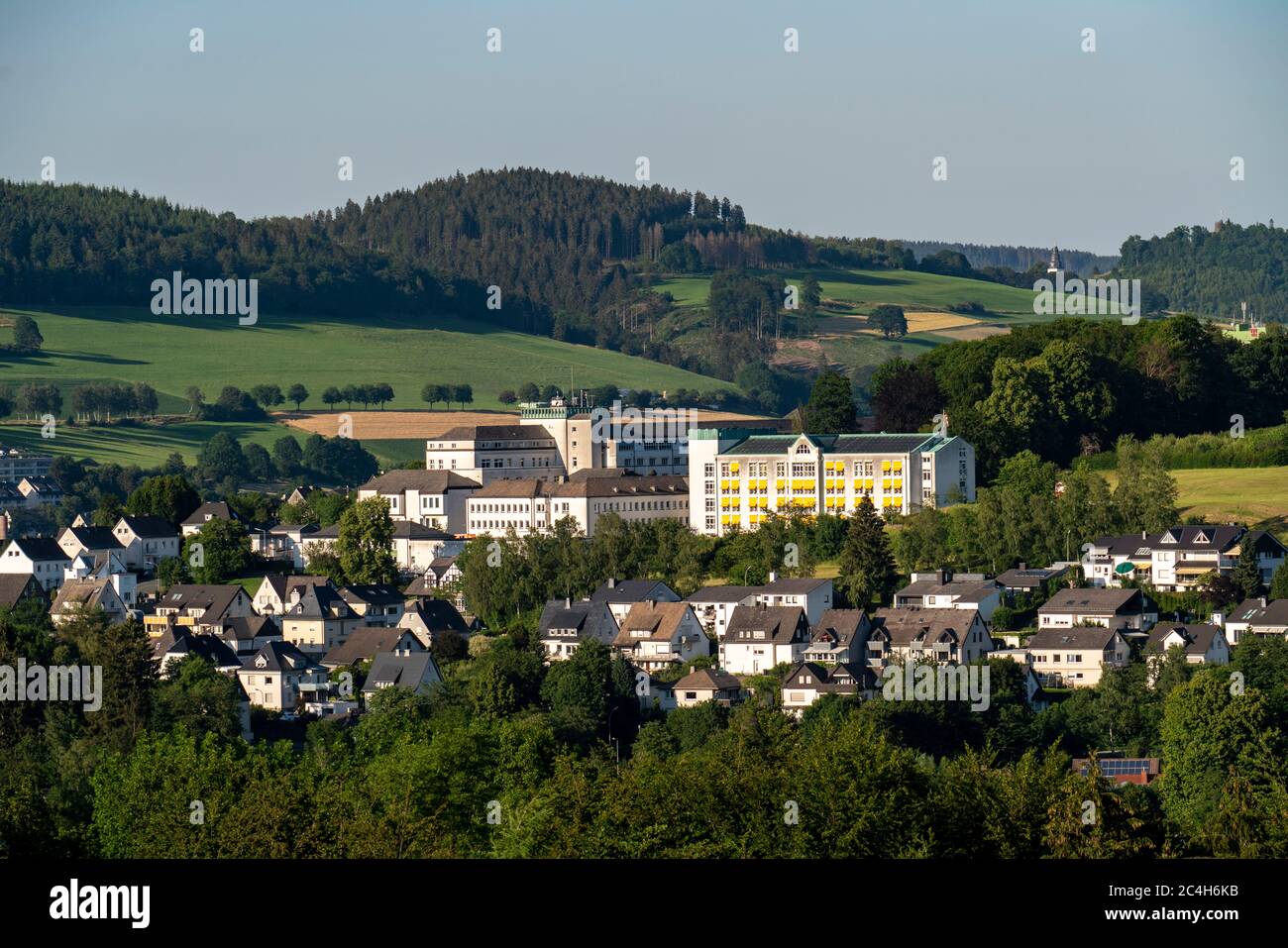Vista della città di Meschede nel Hochsauerlandkreis, sulla sinistra Ospedale di San Walburga, NRW, Germania Foto Stock