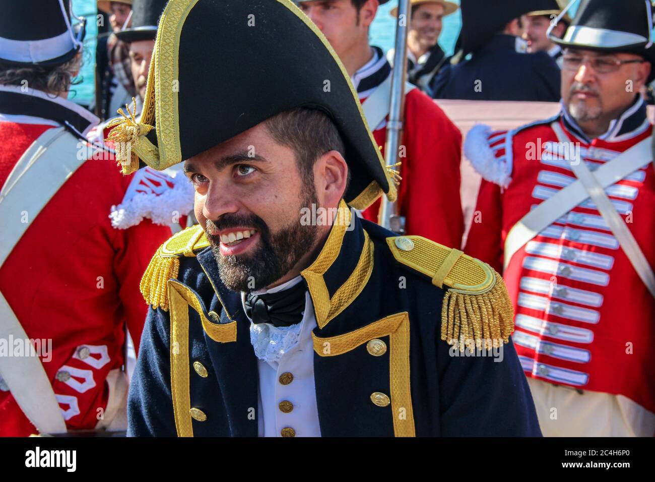 Malaga, Spagna - 26 ottobre 2014: Ritratto di un capitano della Marina  reale del 1800. Reenactor con divisa inglese, camice di rana blu e cappello  bicorno Foto stock - Alamy