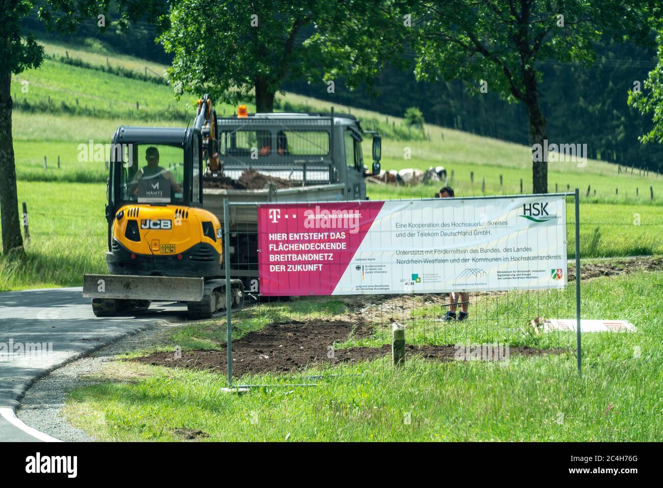 Cantiere, posa di moderni cavi a banda larga, da Telekom, Internet veloce, vicino a Osterwald, un distretto della città di Schmallenberg, Hochsauerland Foto Stock