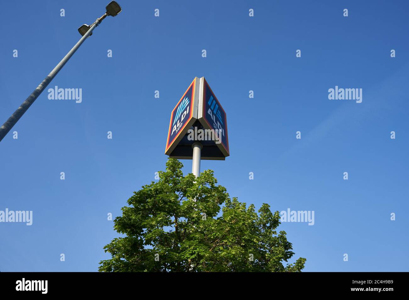 Altbach, Germania - 08 maggio 2020: ALDI SÜD è una società al dettaglio con oltre 1770 filiali nella Germania occidentale e meridionale. Foto Stock