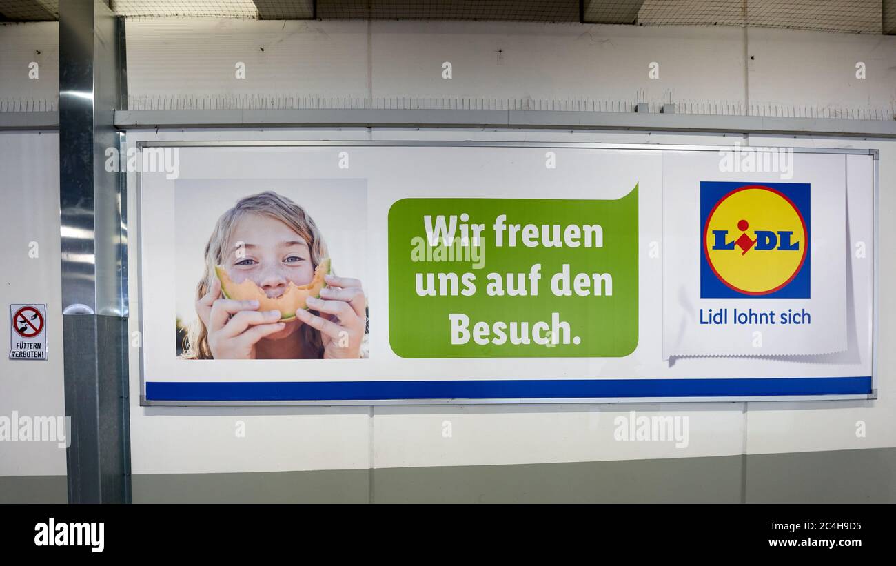 Stoccarda, Germania - 08 maggio 2020: Attualmente (2020) Lidl opera in oltre 11,000 filiali in 29 paesi ed è il più grande gruppo discuter del mondo Foto Stock